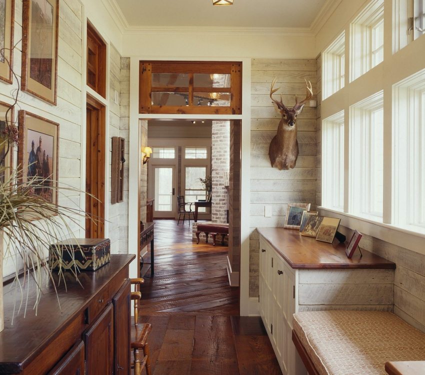 Interiér chodby je zariadený vo vidieckom štýle Interiér chodby je zariadený vo vidieckom štýle
