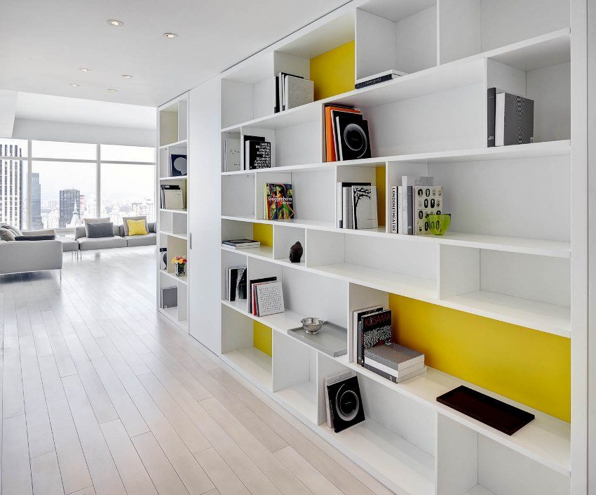 V úzkej chodbe môžete umiestniť stojan s otvorenými policami V úzkej chodbe môžete umiestniť stojan s otvorenými policami