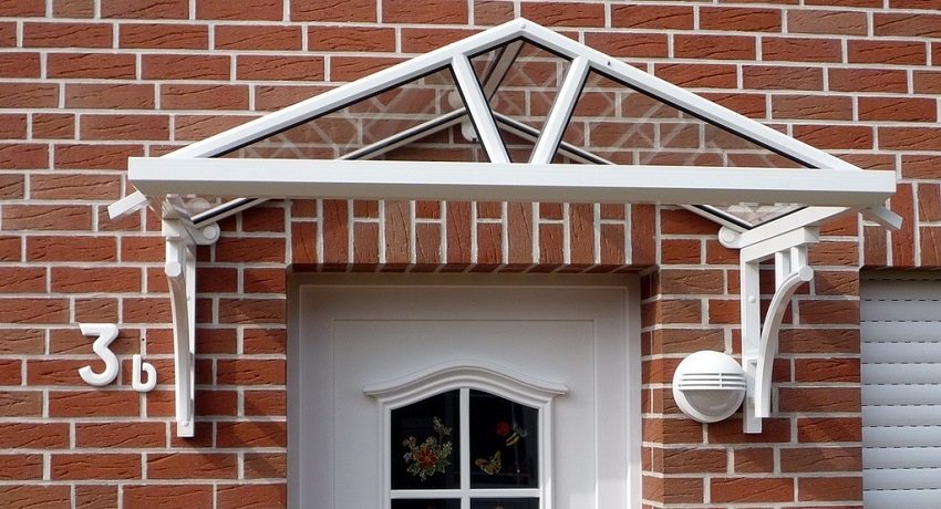 Auvent de pignon en polycarbonate transparent Auvent de pignon en polycarbonate transparent