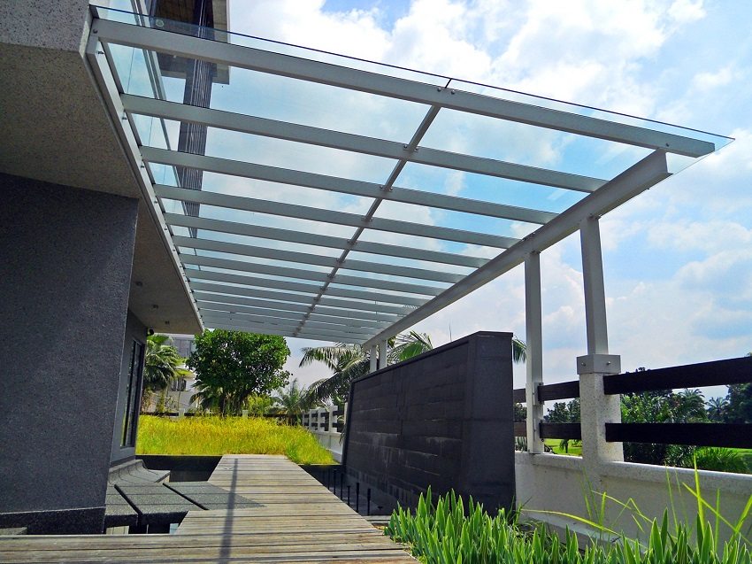 Large visière en polycarbonate avec cadre en aluminium Large visière en polycarbonate avec cadre en aluminium