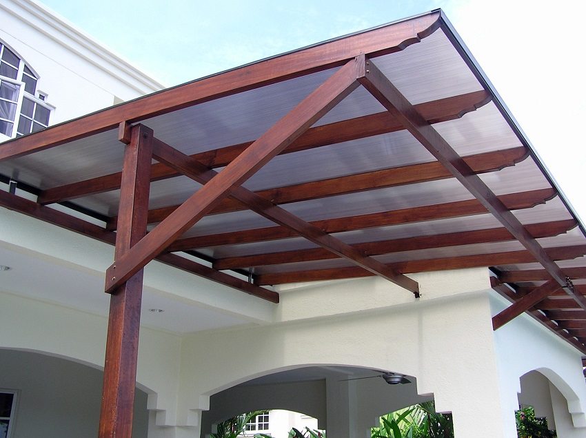 Pour que le cadre en bois de la visière serve longtemps, il doit être traité avec une imprégnation spéciale contre la pourriture Pour que le cadre en bois de la visière serve longtemps, il doit être traité avec une imprégnation spéciale contre la pourriture