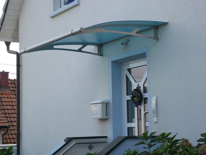 La visière en polycarbonate bleu en combinaison avec de l'aluminium s'adapte bien au style de la maison La visière en polycarbonate bleu en combinaison avec de l'aluminium s'adapte bien au style de la maison