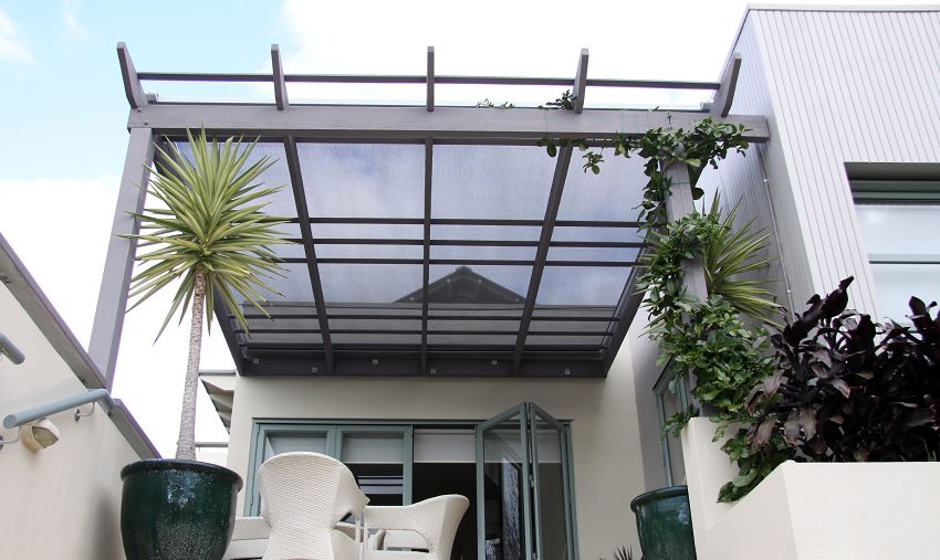 Feuille de polycarbonate - un matériau populaire pour la disposition des auvents et des auvents Feuille de polycarbonate - un matériau populaire pour la disposition des auvents et des auvents