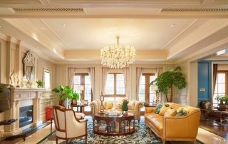 Sofà per a sostre elàstic: normes bàsiques per a la selecció i la instal·lació