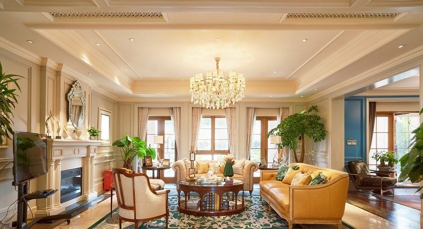 Una bona elecció de sòcols per al sostre donarà a l’interior un aspecte complet Sofà per a sostre elàstic: regles bàsiques per a la selecció i la instal·lació