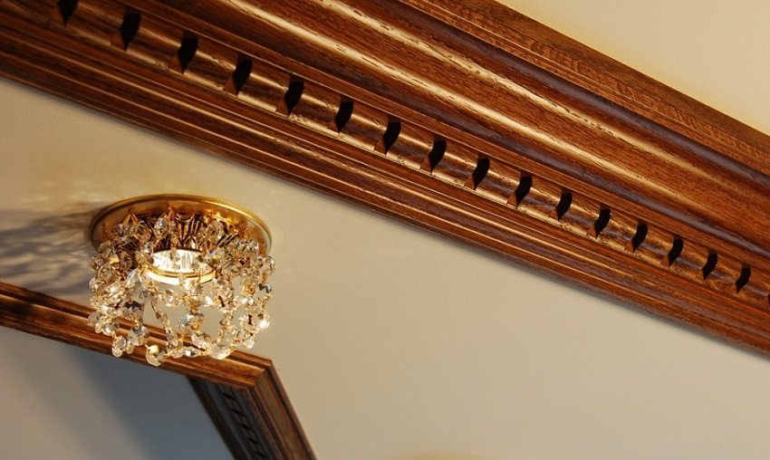 El sòcol de fusta dóna a l'interior un aspecte elegant El sòcol de fusta dóna a l'interior un aspecte elegant