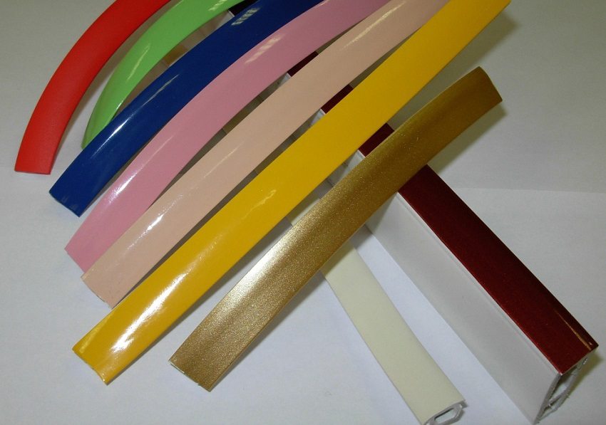 La cinta adhesiva es pot combinar amb el color de la superfície del sostre elàstic La cinta adhesiva es pot combinar amb el color de la superfície del sostre elàstic