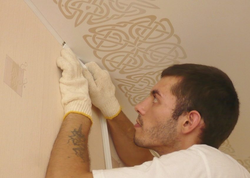 La instal·lació de cinta adhesiva és molt fàcil La instal·lació de cinta adhesiva és molt fàcil