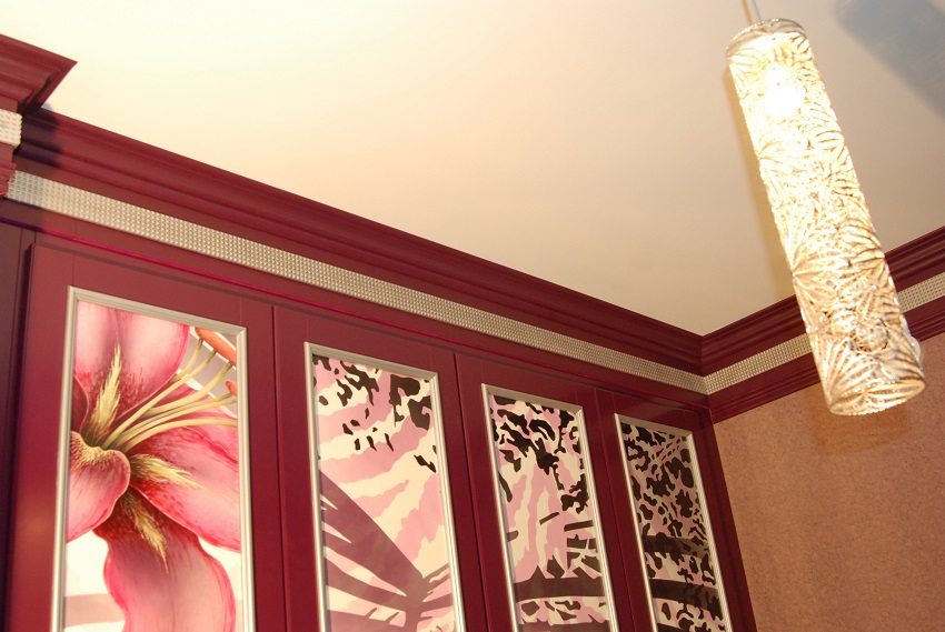 Sòl de sostre pintat amb pintura de dispersió d’aigua de color saturat Sòl de sostre pintat amb pintura saturada de dispersió d'aigua de color