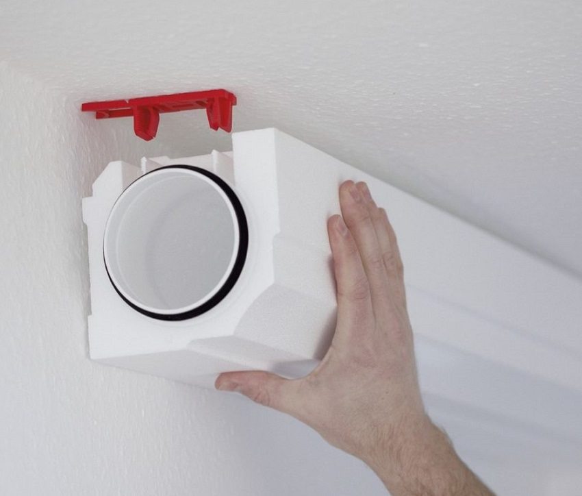 Ống gió nhựa cho máy hút mùi nhà bếp được cố định lên trần nhà trên các giá đỡ đặc biệt Ống gió nhựa cho máy hút mùi nhà bếp được cố định lên trần nhà trên các giá đỡ đặc biệt