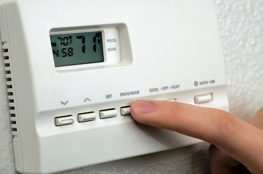 Luftoppvarming er utstyrt med et automatiseringssystem som i seg selv regulerer tilførselen av den nødvendige mengden varme Luftoppvarming er utstyrt med et automatiseringssystem som i seg selv regulerer tilførselen av den nødvendige mengden varme