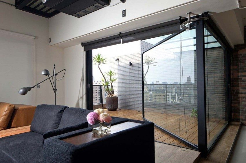 Rolety z ciemnoszarej tkaniny z mocowaniem sufitowym Rolety z ciemnoszarej tkaniny z mocowaniem sufitowym