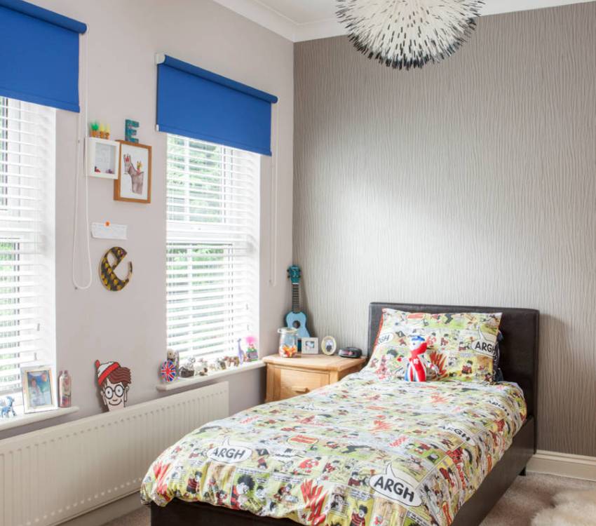 Jasnoniebieskie rolety materiałowe w pokoju dziecinnym Jasnoniebieskie rolety materiałowe w pokoju dziecinnym