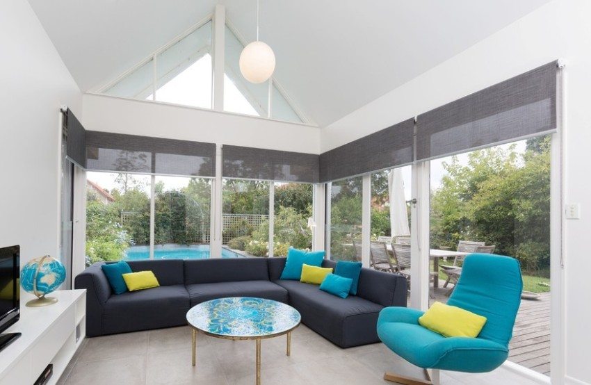 Francuskie okna w salonie ozdobione są roletami Francuskie okna w salonie ozdobione są roletami