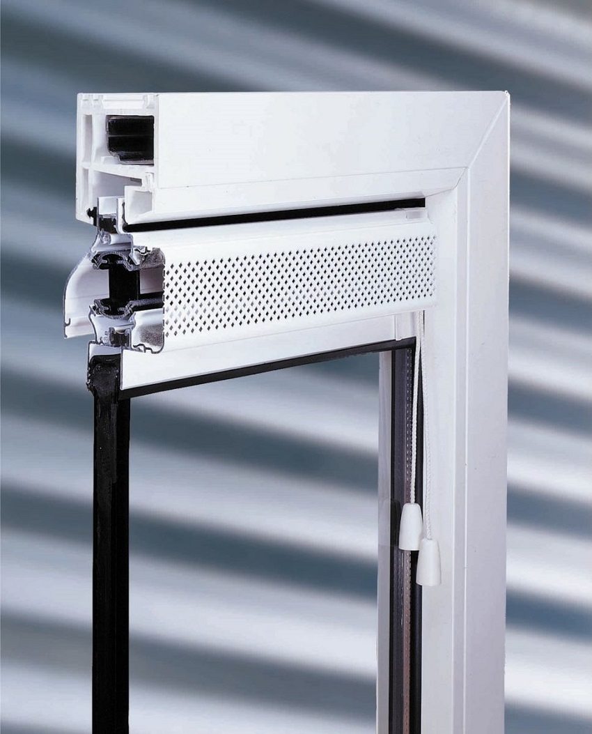 Forsterket plastvindu med integrert luftspjeld for naturlig ventilasjon Forsterket plastvindu med integrert luftspjeld for naturlig ventilasjon