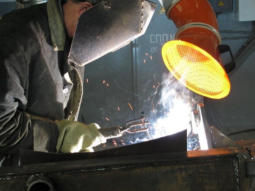 Lokal avtrekksventilasjon arbeider for å fjerne forurenset luft på steder av konsentrasjon Lokal avtrekksventilasjon arbeider for å fjerne forurenset luft på steder av konsentrasjon