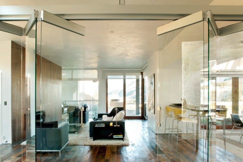 Foldedør lavet af glas med en metalramme Foldedør lavet af glas med en metalramme