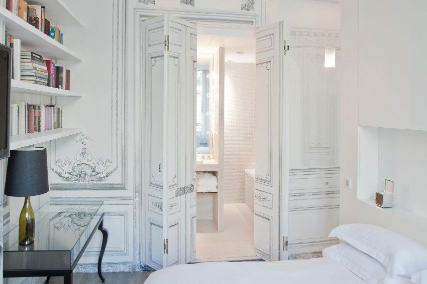 Den samme stencil påføres væggene og foldedøren i soveværelset Den samme stencil påføres væggene og foldedøren i soveværelset