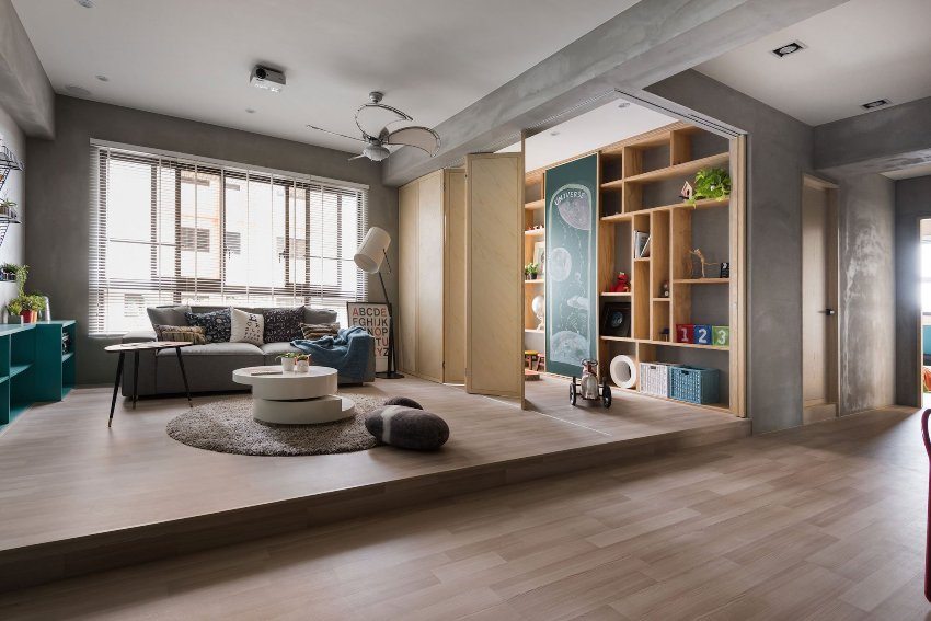 Foldedøren bruges som en skillevæg mellem stuen og børnenes legeplads Foldedøren bruges som en skillevæg mellem stuen og børnenes legeplads