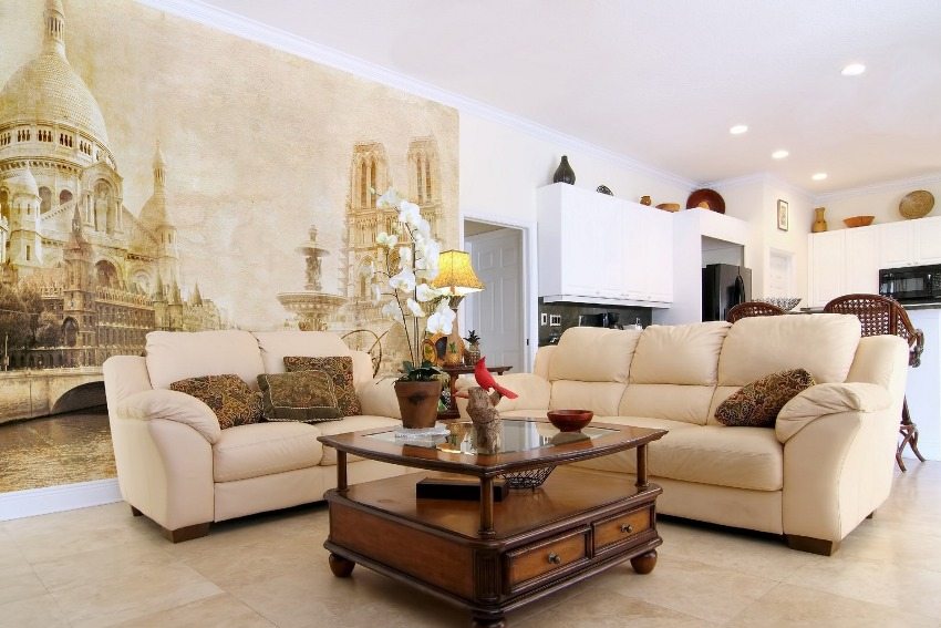 Ang taga-disenyo ng salamin na wallpaper na may isang naka-print na pattern sa loob ng isang modernong sala Ang taga-disenyo ng salamin na wallpaper na may isang naka-print na pattern sa loob ng isang modernong sala