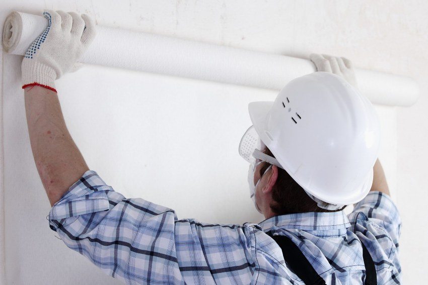 Kapag nagtatrabaho sa fiberglass, dapat gamitin ang guwantes at saradong damit Kapag nagtatrabaho sa fiberglass, dapat gamitin ang guwantes at saradong damit