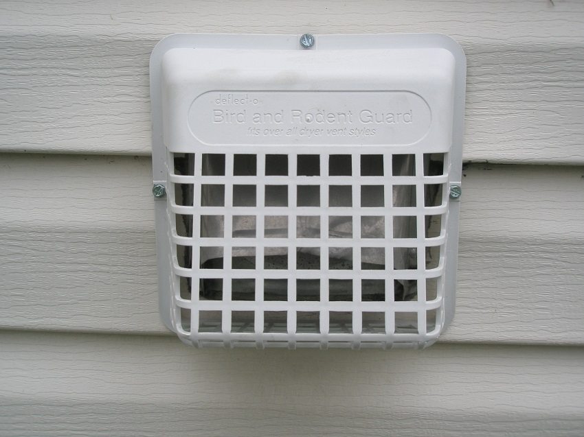 De l'extérieur, les ouvertures d'alimentation sont fournies avec des filets pour empêcher les petits objets et les rongeurs d'y pénétrer De l'extérieur, les ouvertures d'alimentation sont fournies avec des filets pour empêcher les petits objets et les rongeurs d'y pénétrer