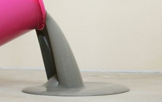 Ισοπέδωση του δαπέδου με ένα αυτοεπιπεδούμενο μείγμα: τεχνολογία επεξεργασίας, τύποι μιγμάτων