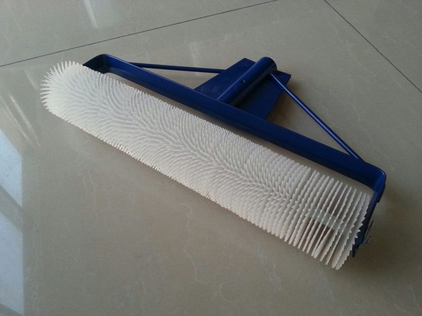 Иглена ролка за равномерно разпределение на саморазливен хоросан и отстраняване на въздушните мехурчета Иглена ролка за равномерно разпределение на саморазливен хоросан и отстраняване на въздушните мехурчета