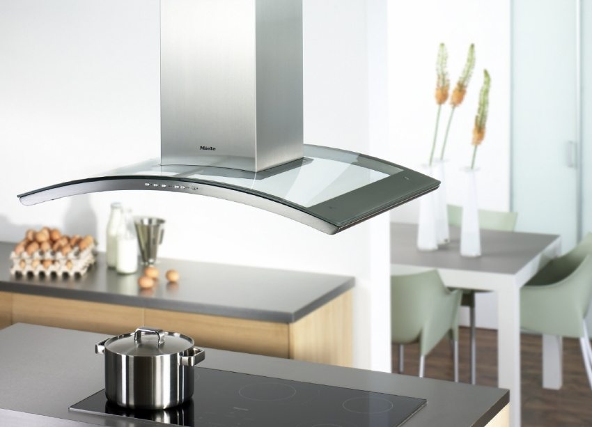 Øya hetten er utstyrt med et trykknappkontrollpanel Øya hetten er utstyrt med et trykknappkontrollpanel