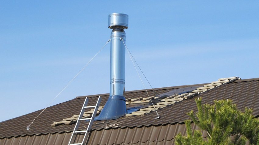 Besonderes Augenmerk sollte auf die Befestigung der Auspuffrohre des Lüftungssystems gelegt werden, um Schäden bei starken Windböen zu vermeiden Besonderes Augenmerk sollte auf die Befestigung der Auspuffrohre des Lüftungssystems gelegt werden, um Schäden bei starken Windböen zu vermeiden