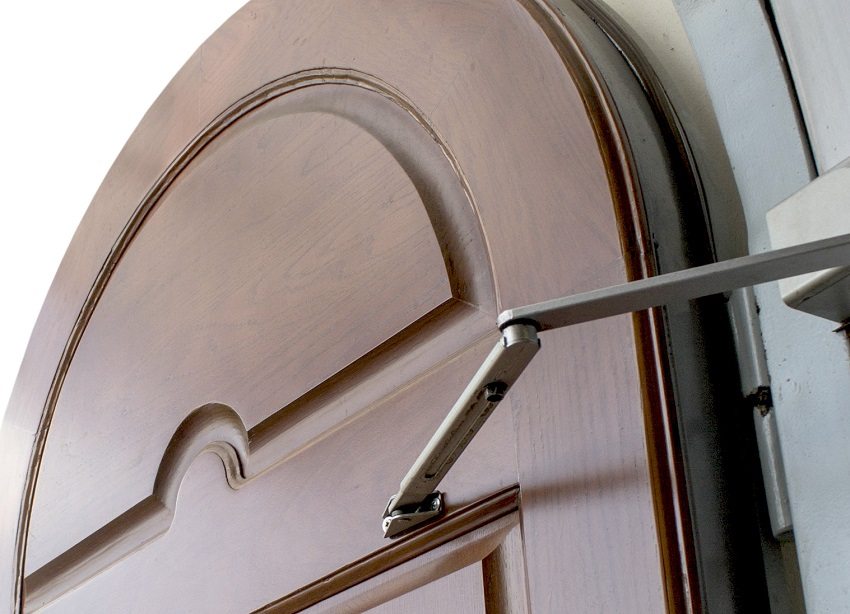 Når du vælger en dørlukker, er det nødvendigt at tage højde for dimensionerne og vægten af dørkonstruktionen Når du vælger en dørlukker, er det nødvendigt at tage højde for dimensionerne og vægten af dørkonstruktionen