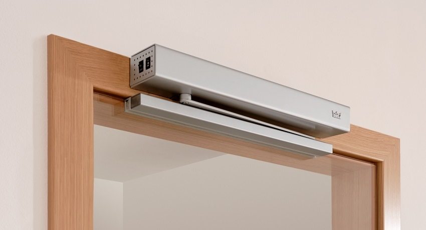 Lukkere styrer lukningen af døre og beskytter dørbeslag, låse og strukturer mod stød og skader Lukkere til indgangsdøre: enhed, valg og installation af mekanismer