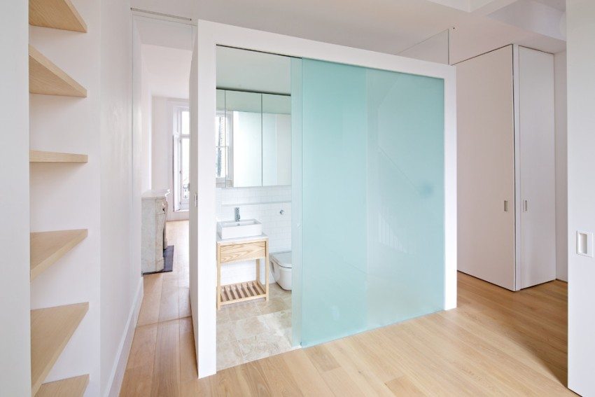 Na toalete dvojkrídlové posuvné dvere z modrého matného skla Na toalete dvojkrídlové posuvné dvere z modrého matného skla