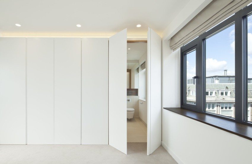 Predná strana skrinky a dvere do kúpeľne sú vyrobené z MDF Predná strana skrinky a dvere do kúpeľne sú vyrobené z MDF