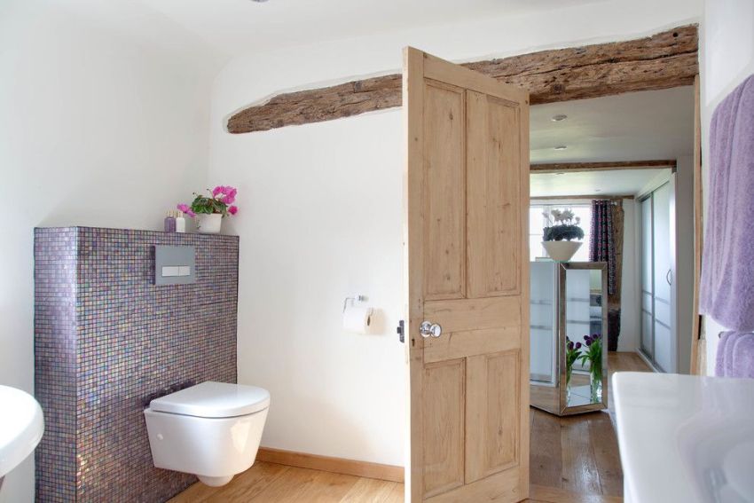 Na ochranu drevených dverí pred nadmernou vlhkosťou sú lakované, lakované alebo impregnované špeciálnym olejom Na ochranu drevených dverí pred nadmernou vlhkosťou sú lakované, lakované alebo impregnované špeciálnym olejom