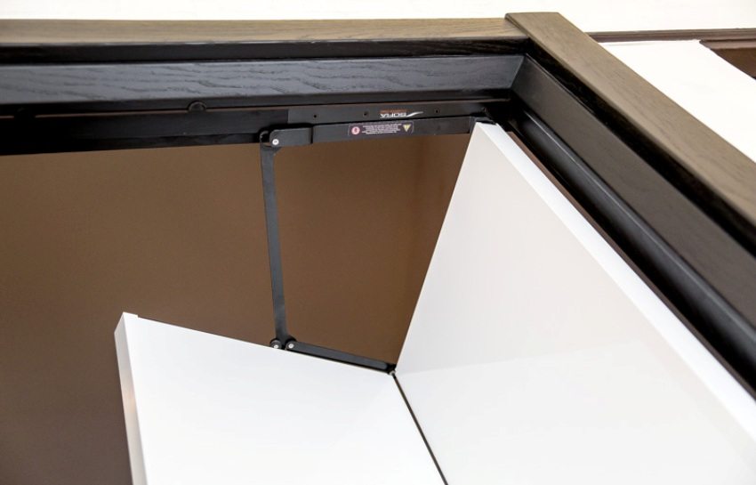 Øvre foldemekanisme for foldedørene til trekkspilldøren Øvre foldemekanisme for foldedørene til trekkspilldøren