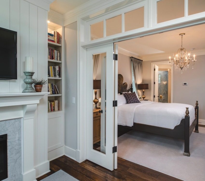 Trekkspilldøren på soverommet er laget av tre og glass Trekkspilldøren på soverommet er laget av tre og glass