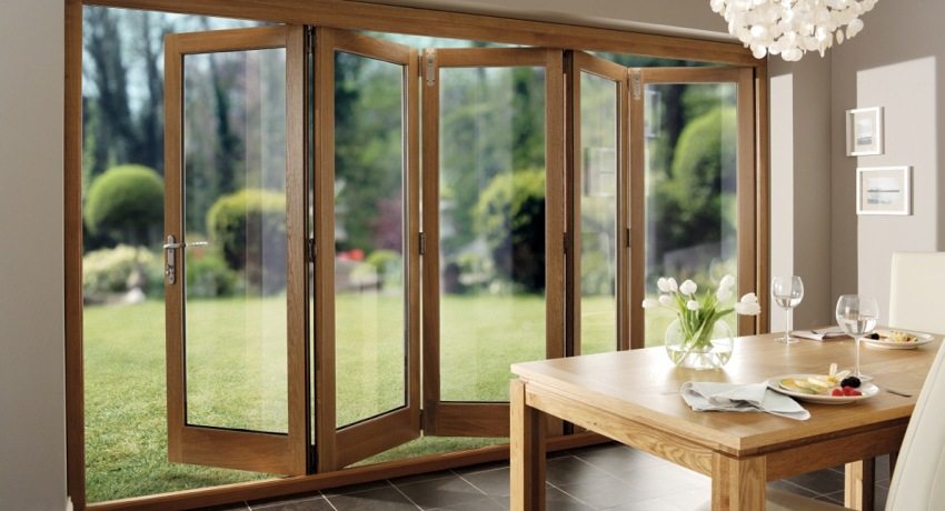 Trekkspilldøren er et vakkert og praktisk dekorelement i interiøret Trekkspilldøren er et vakkert og praktisk dekorelement i interiøret