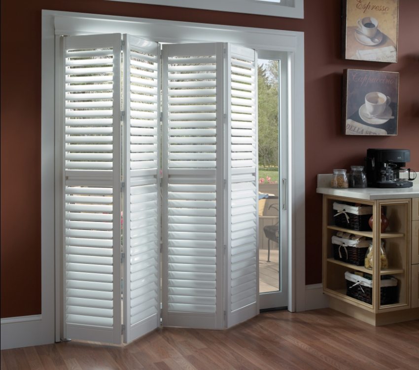 Foldedør med innebygde persienner beskytter rommet mot sollys Foldedør med innebygde persienner beskytter rommet mot sollys