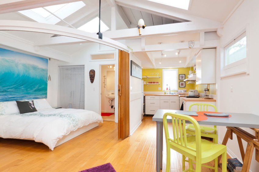 Trekkspilldør av plast som beveger seg langs en halvcirkulær guide Trekkspilldør av plast som beveger seg langs en halvcirkulær guide