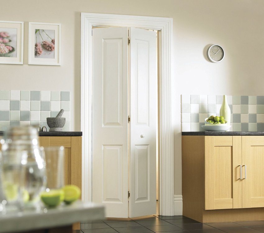 Foldedør er laget av naturlig tre Foldedør er laget av naturlig tre