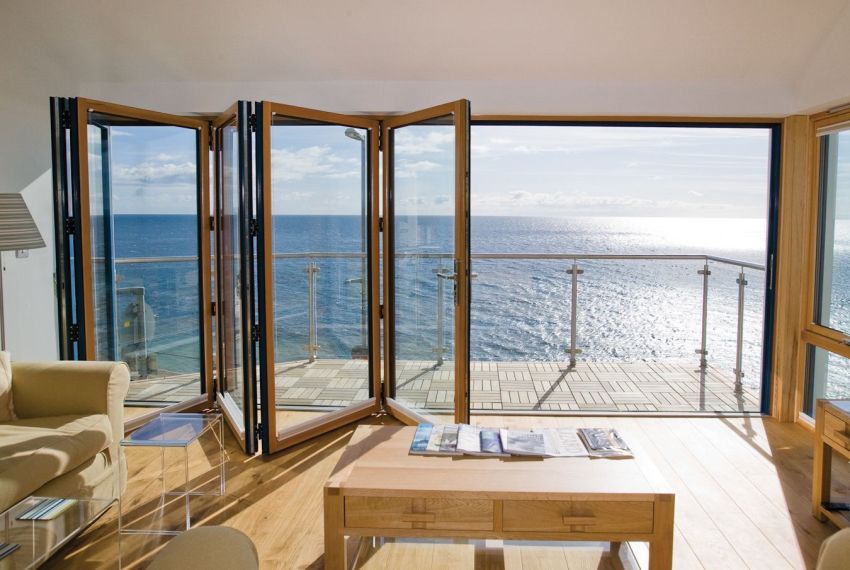 Trekkspill glassvegg mellom rommet og balkongen Trekkspill glassvegg mellom rommet og balkongen