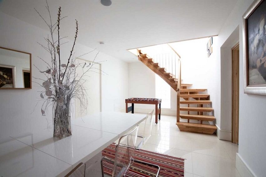 Marssi L-muotoinen portaikko kelausaskelmilla Marssi L-muotoinen portaikko kelausaskelmilla