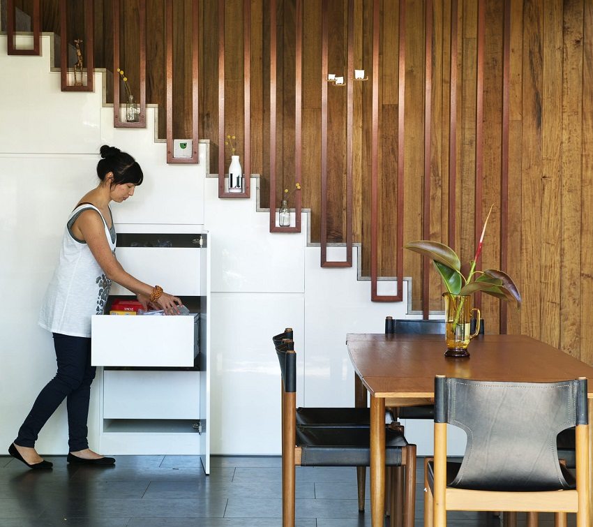 Portaiden alla oleva tila voidaan järjestää hyödyllisesti Portaiden alla oleva tila voidaan järjestää hyödyllisesti