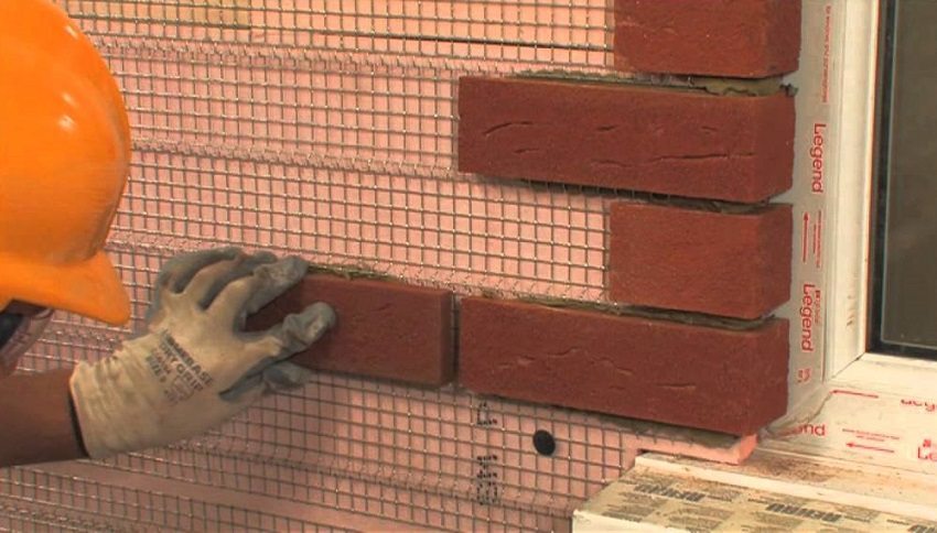 Laadukkaan ulkoseinien päällystykseen eristekerros tulisi asettaa mahdollisimman tasaisesti Laadukkaan ulkoseinien päällystykseen eristekerros tulisi asettaa mahdollisimman tasaisesti