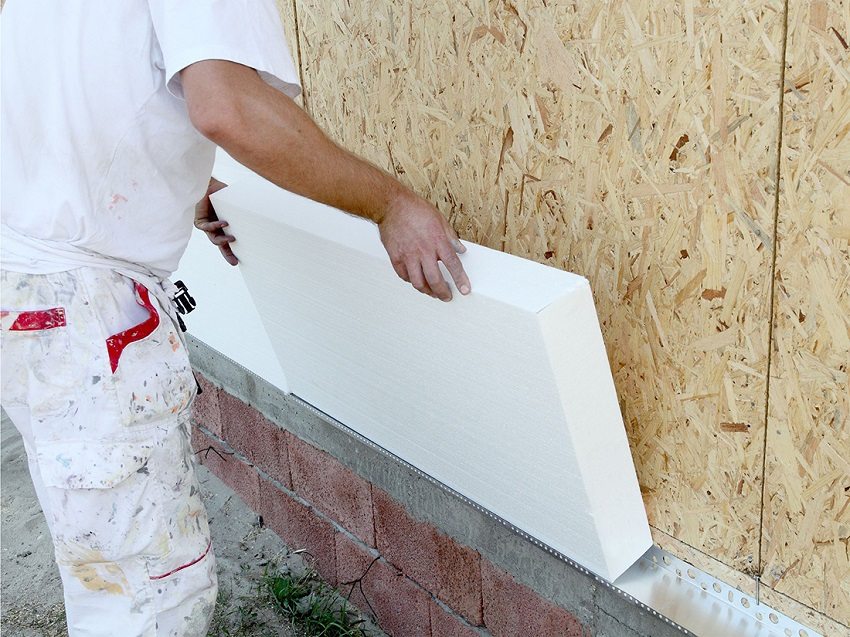 Viimeistelynauha toimii tukena eristyslevyjen alariville Viimeistelynauha toimii tukena eristyslevyjen alariville