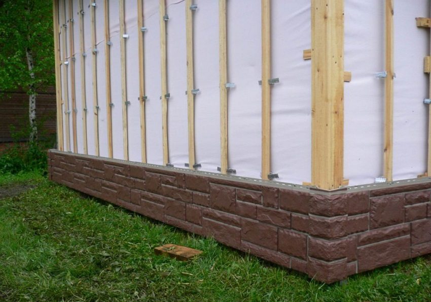 Julkisivu on eristetty ja valmisteltu sivuraiteille Julkisivu on eristetty ja valmisteltu sivuraiteille