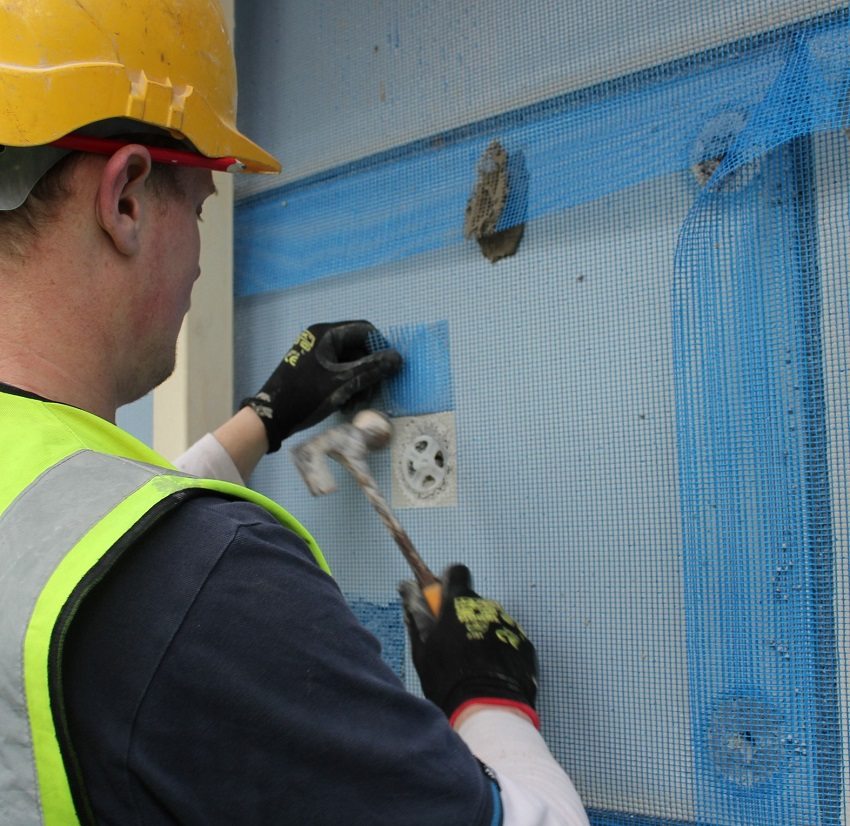 Koristeellisen rappauksen myöhempää levittämistä varten eristekerros vahvistetaan lasiverkolla Koristeellisen rappauksen myöhempää levittämistä varten eristekerros vahvistetaan lasiverkolla