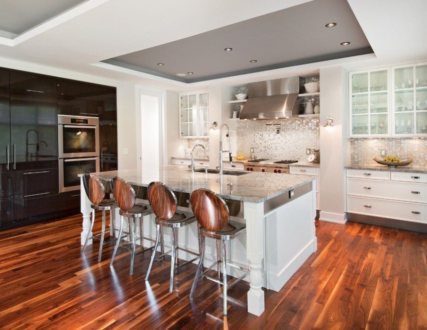 Dwupoziomowy sufit napinany z oświetleniem punktowym Dwupoziomowy sufit napinany z oświetleniem punktowym