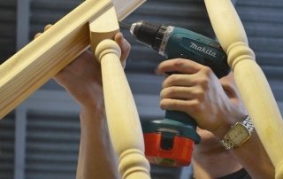 Κάντε τη μόνη σκάλα στον δεύτερο όροφο από ξύλο με στροφή 90 μοιρών: υπολογισμός και εγκατάσταση